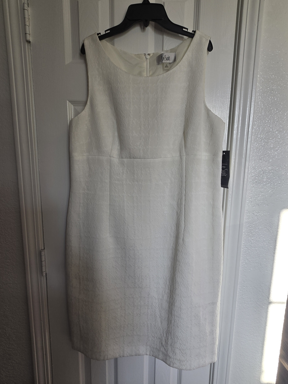 Le Suit White Sleeveless Sheath Dress